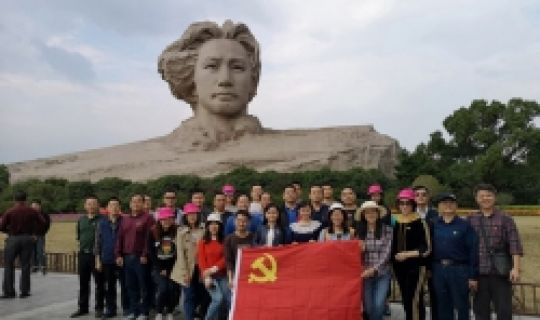 橘子洲頭覽風(fēng)光，偉人像前溫誓詞